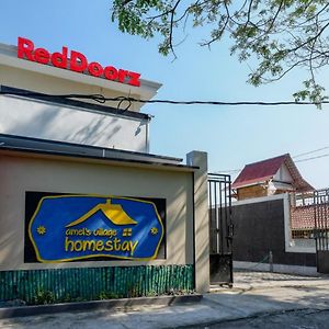 Hôtel Reddoorz Near Padang Golf Adisucipto à Potrojayan Exterior photo
