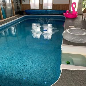 Q Estate Guest Suite Heated Indoor Pool Westport Exterior photo