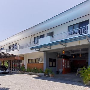 Hôtel Reddoorz Near Sam Ratulangi Airport Manado Exterior photo