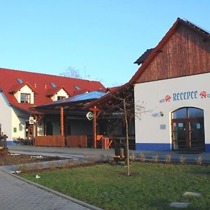 Hôtel Slovacky Dvur S.R.O. à Ostrožská Nová Ves Exterior photo