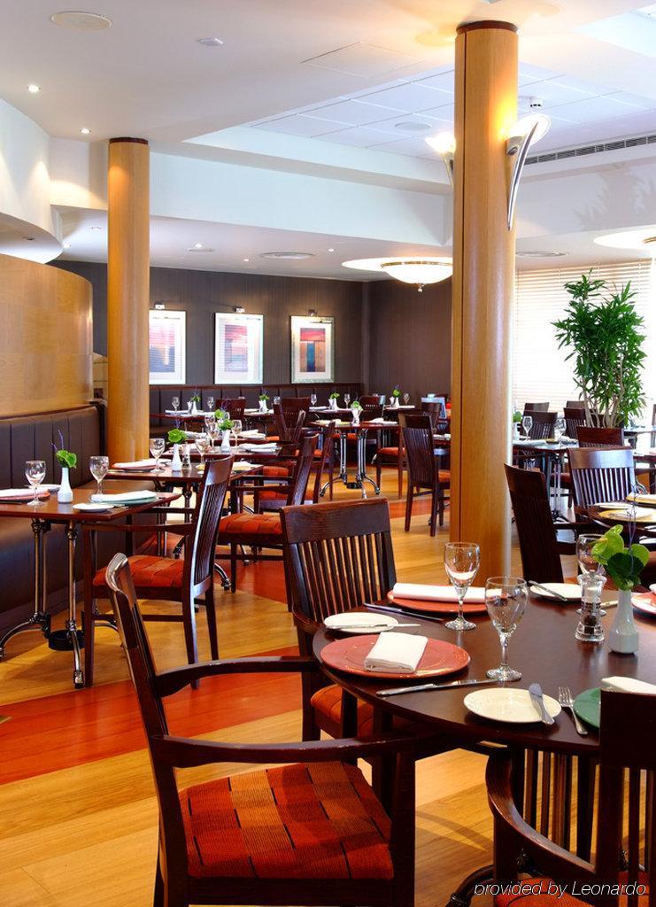 Hôtel Doubletree By Hilton Woking Restaurant photo