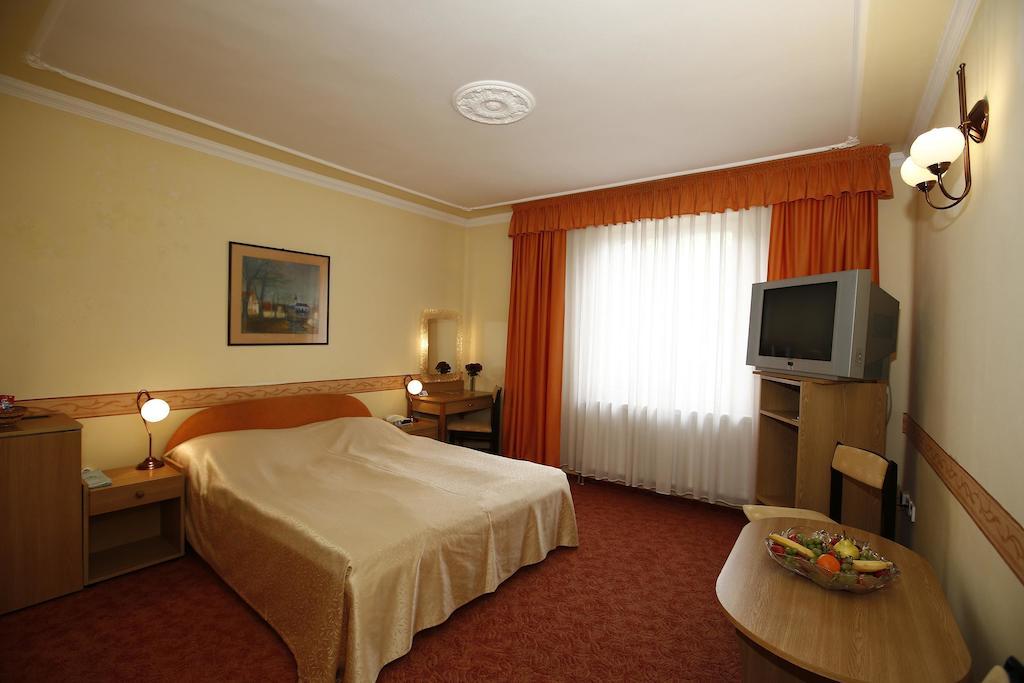 Hotel Korona Wellness, Rendezvény és Borszálloda Eger Extérieur photo