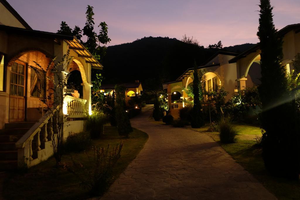 Stamp Hills Resort Suan Phueng Extérieur photo