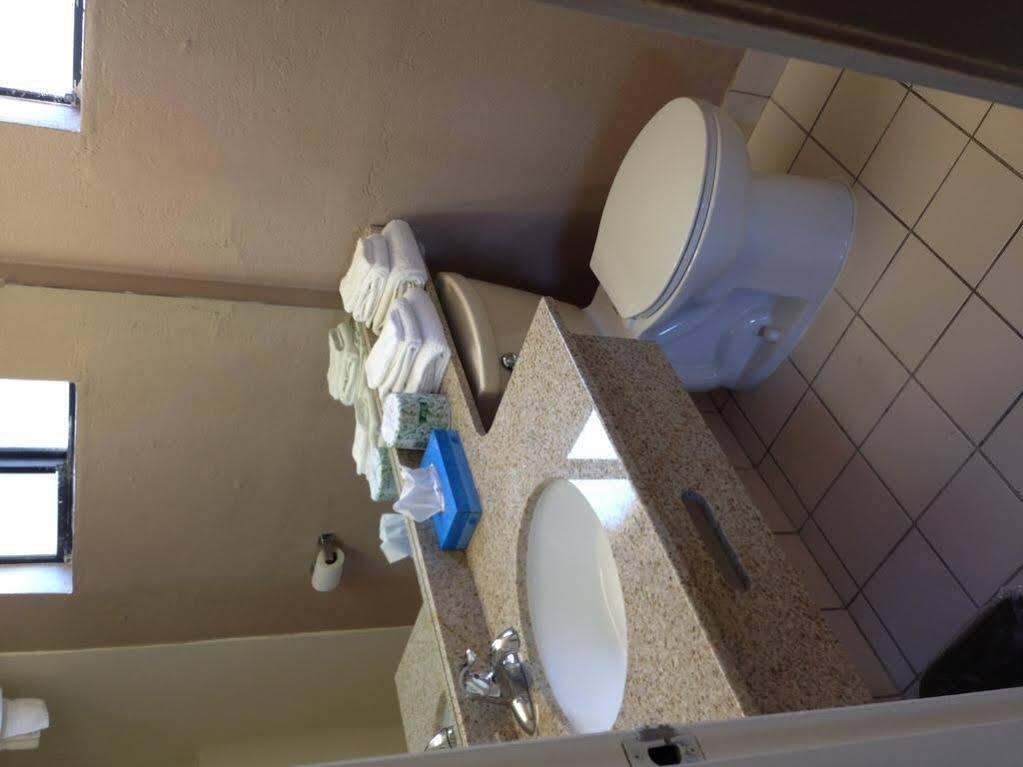 University Inn And Suites Tallahassee Extérieur photo