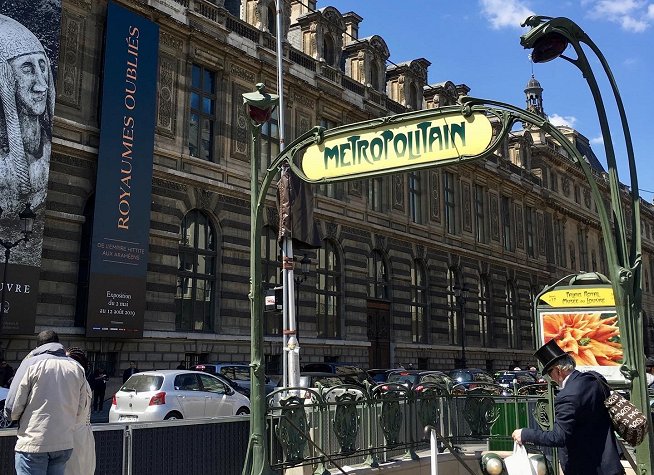 Palais Royal – Musée du Louvre Metro Station photo