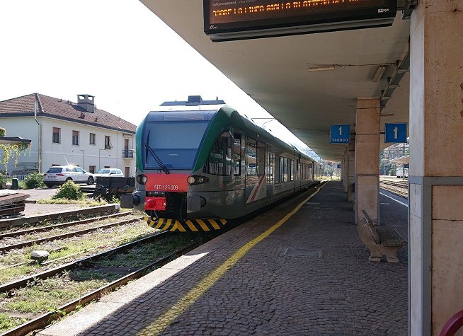 Como San Giovanni Train Station photo