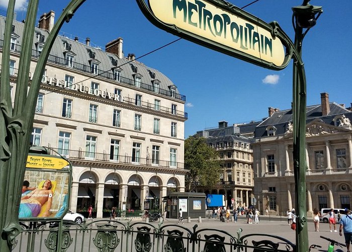 Palais Royal – Musée du Louvre Metro Station photo