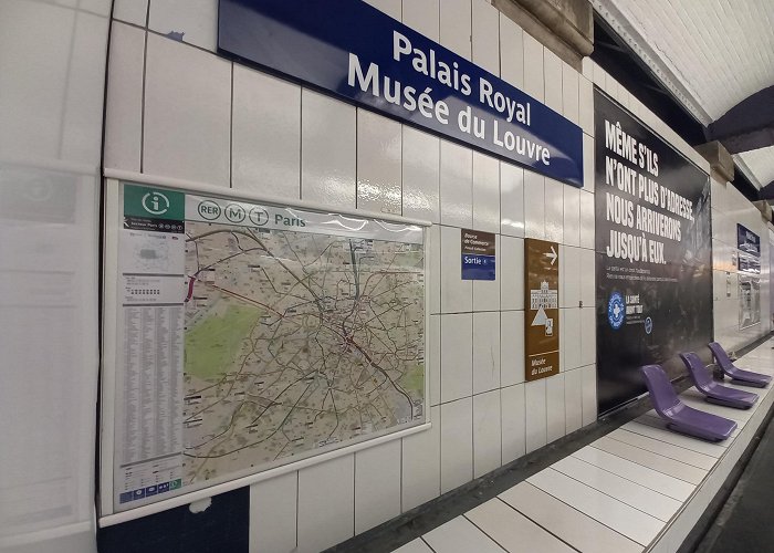 Palais Royal – Musée du Louvre Metro Station photo