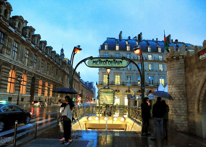 Palais Royal – Musée du Louvre Metro Station photo