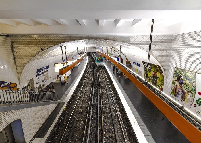 Palais Royal – Musée du Louvre Metro Station photo