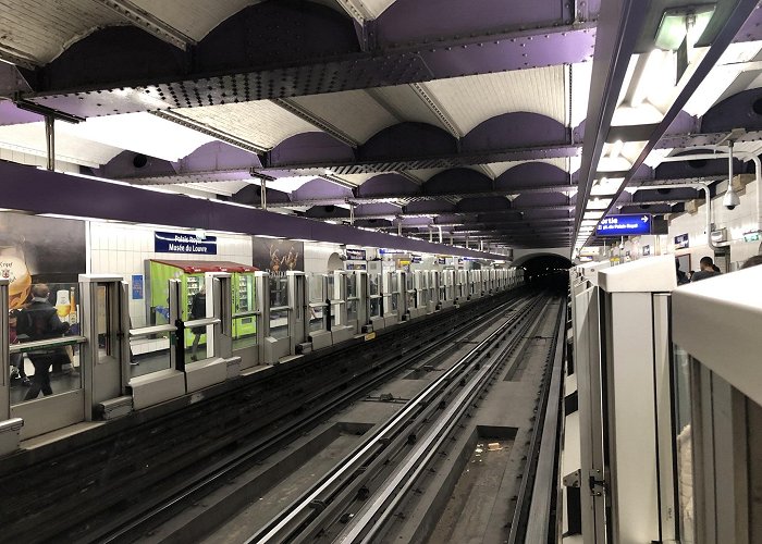 Palais Royal – Musée du Louvre Metro Station photo