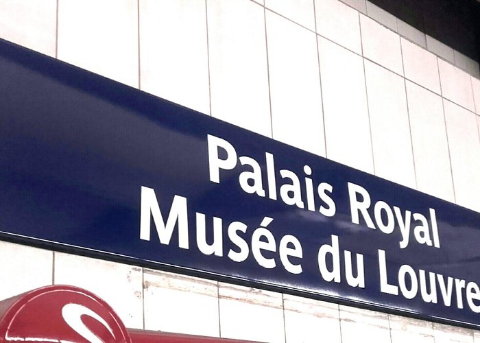 Palais Royal – Musée du Louvre Metro Station photo