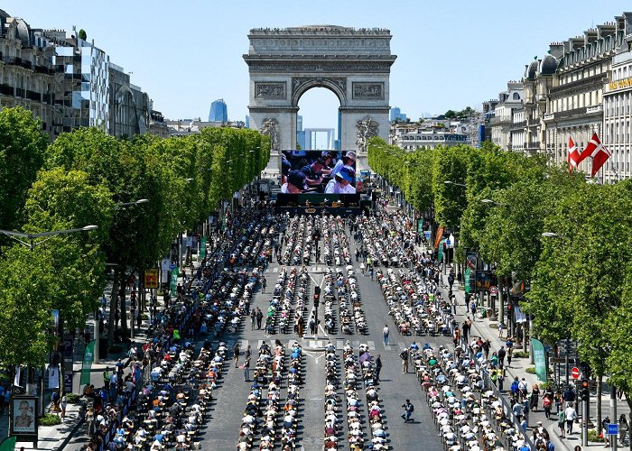 Champs Elysses World record for the largest dictation on the Champs-Élysées ... photo