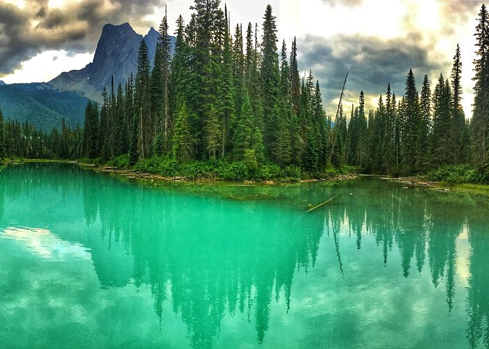 Emerald Lake Emerald Lake, Field, BC [OC] [7071 x 3536] : r/EarthPorn photo