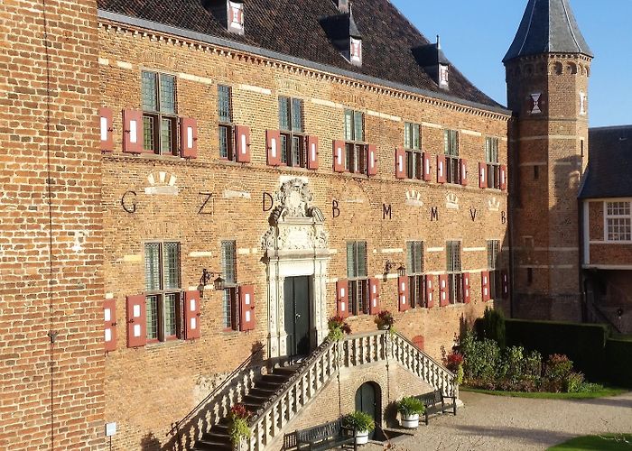 Kasteel Wisch Explore the Kasteel Huis Bergh (Bergh House Castle) in 's ... photo