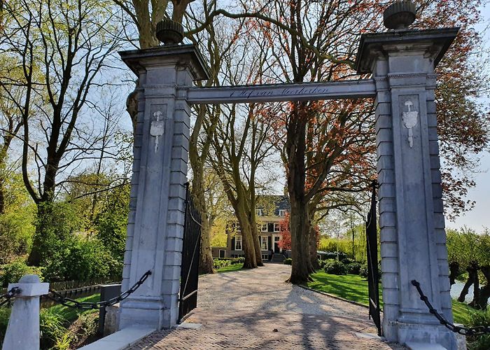 Hof van Moerkerken Deze straten tellen de meeste Rijksmonumenten in de Hoeksche Waard ... photo