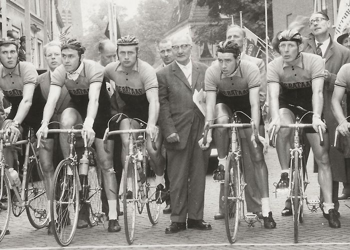 Wielerbaan de Bataaf Wielervereniging Bataaf, krasse knar, viert 100-jarig bestaan ... photo