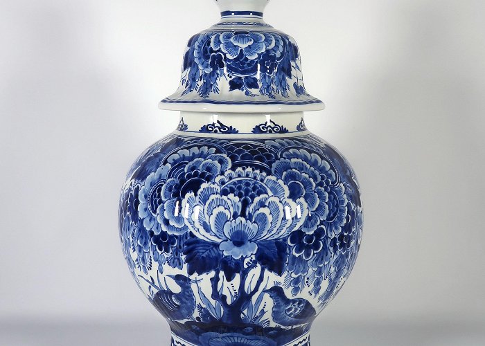 De Koninklijke Porceleyne Fles Porceleyne Fles (Royal Delft) - Aardewerk, Dekselvaas Verkocht ... photo