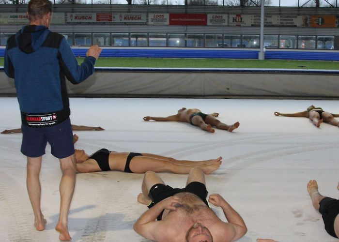 IJsbaan De meent Koude Training op de 400-meterbaan van ijsbaan De Meent ... photo