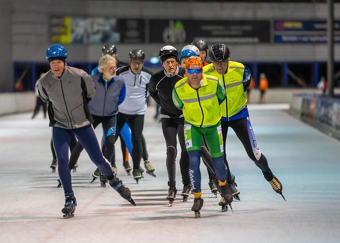 IJsbaan De meent IJsbaan De Meent opent haar deuren, de schaatsen kunnen weer aan ... photo