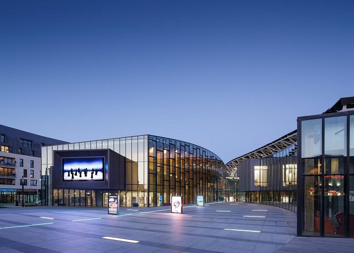 La Grande Passerelle Cultural Centre Cinematheque and Multimedia library - Architecturestudio photo