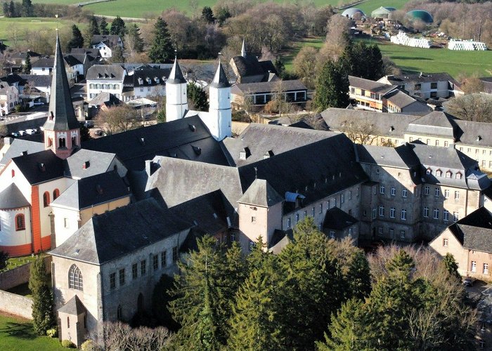 Klosterbasilika Steinfeld Kloster Steinfeld: Orden hat in 100 Jahren manchen Krisen getrotzt ... photo