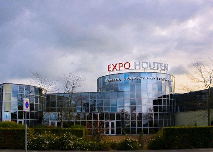 Euretco Expo Center Verzamelaars mochten nazi-dolken te koop aanbieden op beurs Houten photo