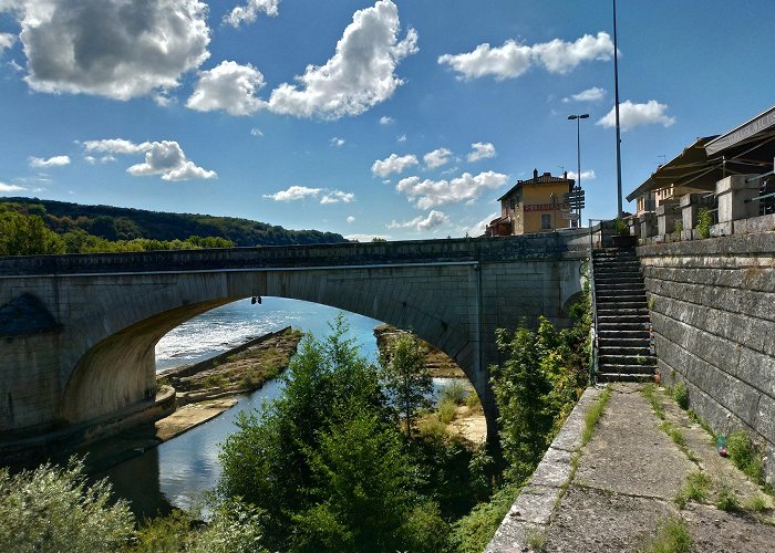 Neuville-sur-Ain photo