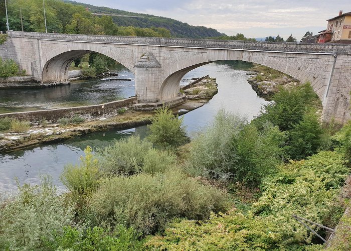 Neuville-sur-Ain photo