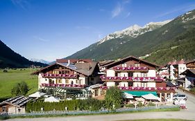 Hotel Berghof Neustift im Stubaital Exterior photo