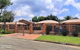 Premiere Guesthouse Bloemfontein Exterior photo