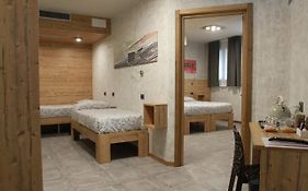 Bed & Rooms , Corte Rossa -1 Min Walk To Bernina Express Tirano Exterior photo