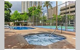 Spacious Studio W/ Parking, Beach/Mall/Park Honolulu Exterior photo