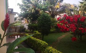Appartement Tout confort avec jardin entrée Bastos à Yaoundé Exterior photo