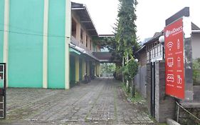 Hotel Reddoorz Near Lokawisata Baturaden à Purwokerto Exterior photo