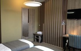 Hotel Mille Colonnes Louvain Room photo