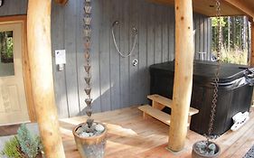 Black Bear Guesthouse Tofino Exterior photo
