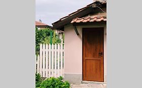 Villa Cute Little House With A White Picket Fence à Burgas Exterior photo