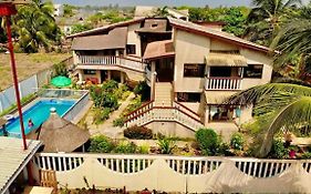 Maison de 4 chambres a Grand Popo a 10 m de la plage avec vue sur la mer piscine partagee et jardin clos Exterior photo