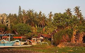 Villa Jasri Point - Beachfront Villa close to surf Exterior photo