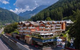 Residence Adamello Resort Ponte Di Legno Exterior photo