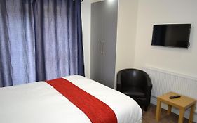 Bed and Breakfast Heathrow Travellers Hub à Hounslow Exterior photo