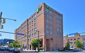 Holiday Inn Express & Suites Buffalo Downtown - Medical Ctr Exterior photo