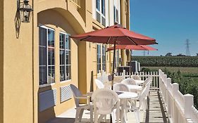 La Quinta Inn & Suites By Wyndham Lancaster Ronks Exterior photo