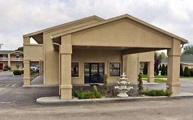 Quality Inn & Suites Big Rapids Exterior photo