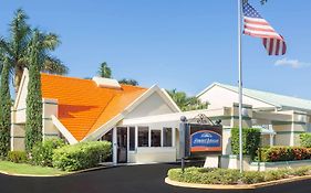 Hotel Howard Johnson By Wyndham Vero Beach / Downtown Exterior photo