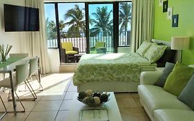 Miami Beach Suncoast Apartment I - Balcony Front Beach Exterior photo