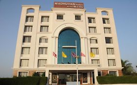 Madhuvan Suites By Blues Dwārka Exterior photo