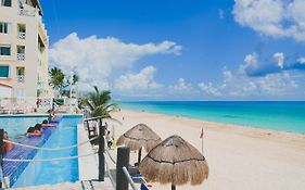 Cancun Plaza Condo Ocean Front Exterior photo