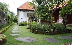 Louto Dmell Guesthouse Sanur Exterior photo